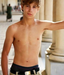 shirtless boys 5c1ffab99793a.jpg