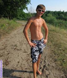 shirtless boys 5c21e0f15be2b.jpg