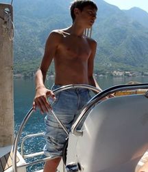 shirtless boys 5c21e190ef0f4.jpg