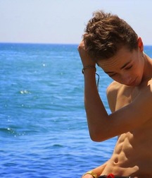 shirtless boys 5c22a42caed84.jpg
