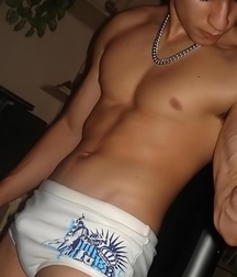 shirtless boys 5c276e7ccef1d.jpg