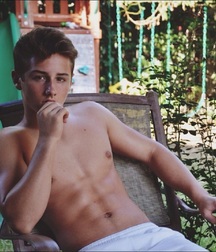 shirtless boys 5c276eeed8c83.jpg