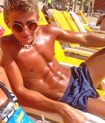 shirtless boys 5c2b214587c5b.jpg