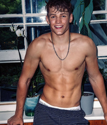 shirtless boys 5c2d25dac029d.jpg