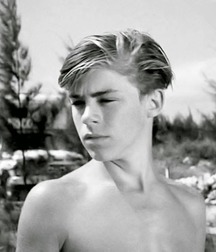 shirtless boys 5c3233c3d7e81.jpg