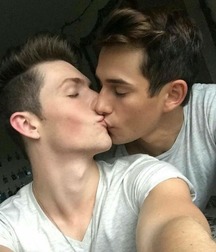 shirtless boys 5c3236893e283.jpg