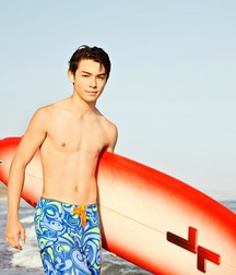 shirtless boys 5c39f60fd2b7d.jpg
