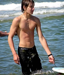 shirtless boys 5c39f65f62d79.jpg