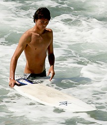 shirtless boys 5c39f68787a9b.jpg