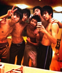 shirtless boys 5c42f33057294.jpg
