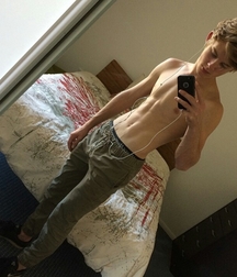 shirtless boys 5c42f347a995c.jpg