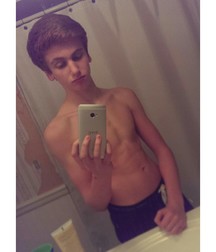 shirtless boys 5c42f357049f7.jpg