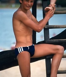 shirtless boys 5c42f3e3cb379.jpg