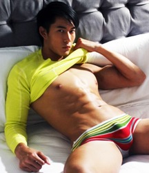 shirtless boys 5c42f4218d578.jpg