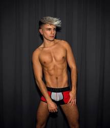 shirtless boys 5c4397ae6cee3.jpg