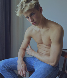 shirtless boys 5c46143292a58.jpg