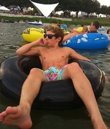 shirtless boys 5c49b33178649.jpg