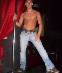 shirtless boys 5c49e708726fa.jpg