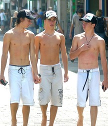 shirtless boys 5c49e86ba1368.jpg