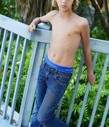 shirtless boys 5c49e8bc3b6e8.jpg
