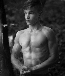 shirtless boys 5c49e92d4f57c.jpg