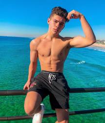 shirtless boys 5c49e94babac7.jpg