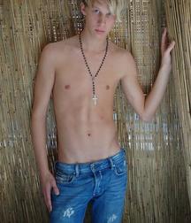 shirtless boys 5c4ccbc38c64a.jpg