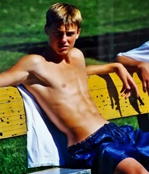 shirtless boys 5c4f525504a84.jpg