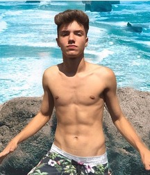shirtless boys 5c54693c8589b.jpg