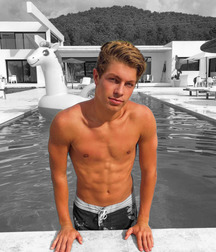 shirtless boys 5c556dc9f1dea.jpg
