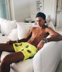 shirtless boys 5c6190afd1e0b.jpg