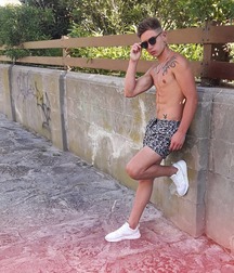 shirtless boys 5c6191766419b.jpg