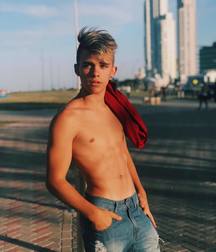 shirtless boys 5c6e9f4135931.jpg