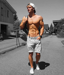 Hunks 5c724f6136d41.jpg