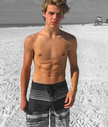 shirtless boys 5c813da8e7f84.jpg