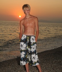 shirtless boys 5c8559e6a14dd.jpg