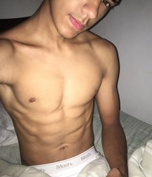 shirtless boys 5c924c59b9761.jpg