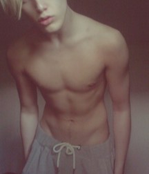 shirtless boys 5cd599f4efab5.jpg