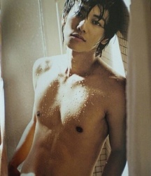 shirtless boys 5ce2a99b4084f.jpg