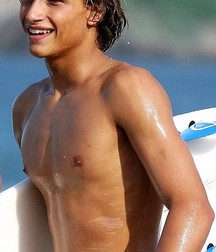 shirtless boys 5cf38bb1e79ad.jpg