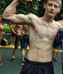 shirtless boys 5cf38bdb39e85.jpg