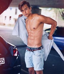 shirtless boys 5cf38dca795d0.jpg