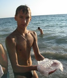 shirtless boys 5cfa9174214bb.jpg