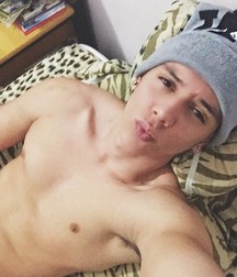 shirtless boys 5d054c895392e.jpg