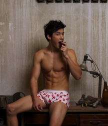 shirtless boys 5d0dd33609321.jpg