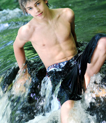 shirtless boys 5d1875aa9c781.jpg