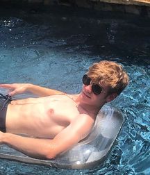 shirtless boys 5d21a08705c05.jpg