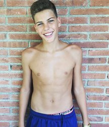shirtless boys 5d2b0bdb8e3e2.jpg