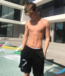 shirtless boys 5d39e31e7705c.jpg