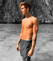 shirtless boys 5d39e5df70e0a.jpg